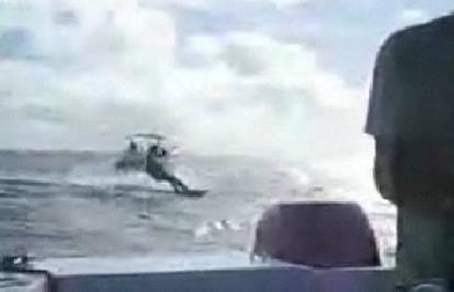Surfer neuspješno pokušao preskočiti omanju brodicu
