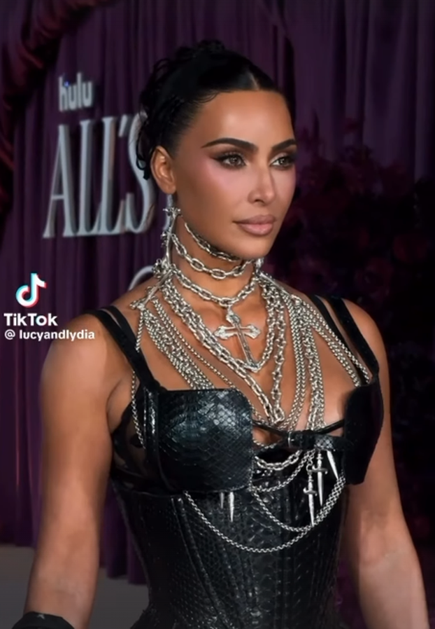 Kim Kardashian u prozirnoj haljini pokazala sve svoje adute