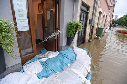 FOTO Pogledajte kako izgleda Hrvatska Kostajnica: Una poplavila više dijelova grada