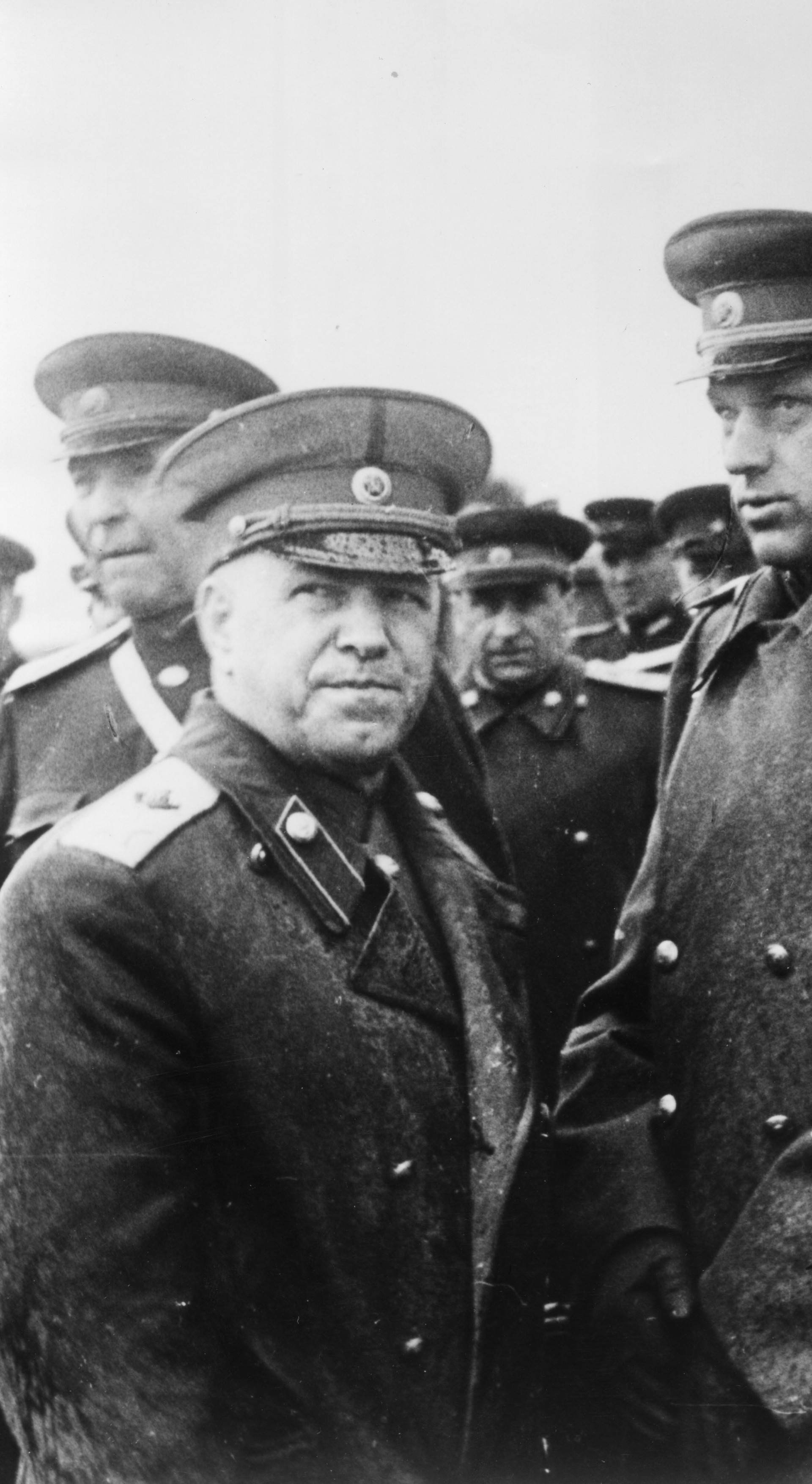 Schukow mit sowjet. Offizieren…