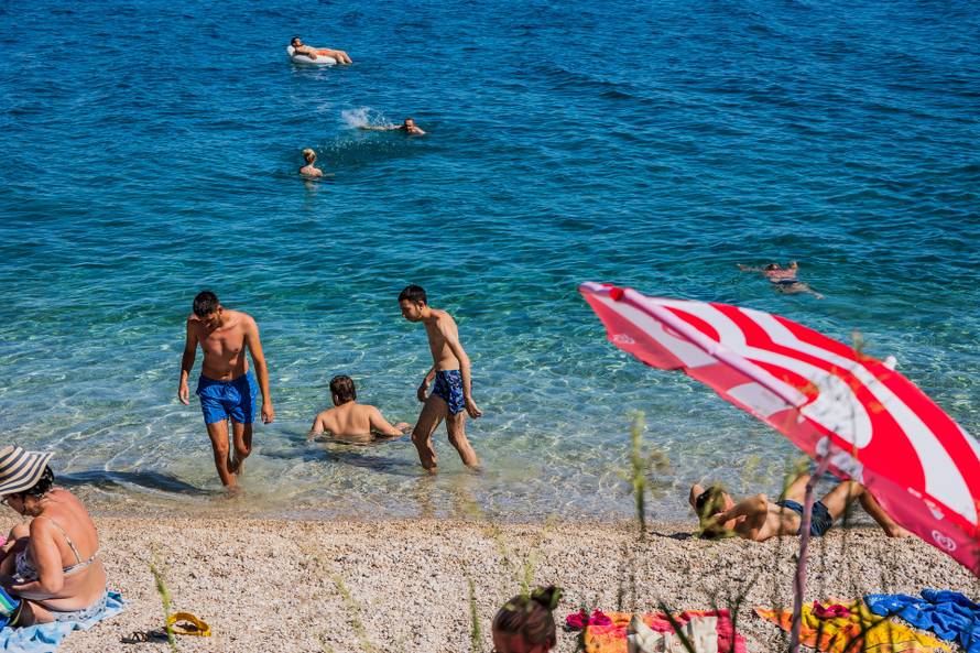 Bol: Ljetni ugođaj na plaži Martinica 