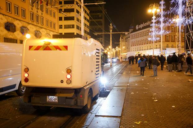 Nakon proslave Nove godine ostala je velika količina otpada na glavnom Zagrebačkom trgu