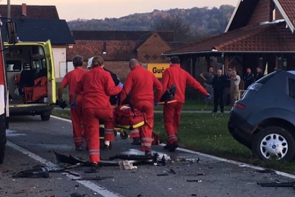 Frontalni sudar auta i kamiona: Poginuli su muškarac i žena