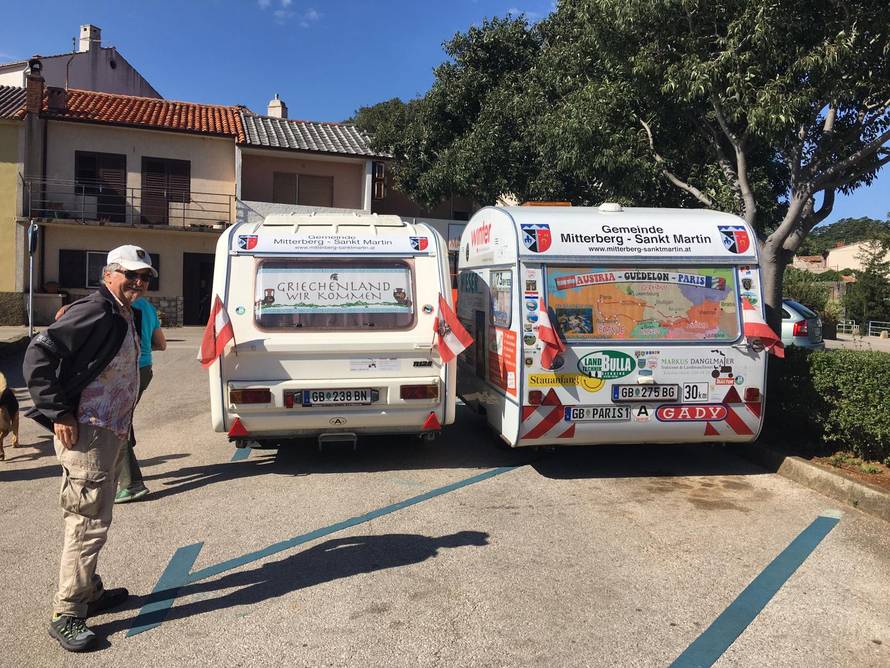 Dva prijatelja putuju iz Austrije s traktorom i prolaze Europu...