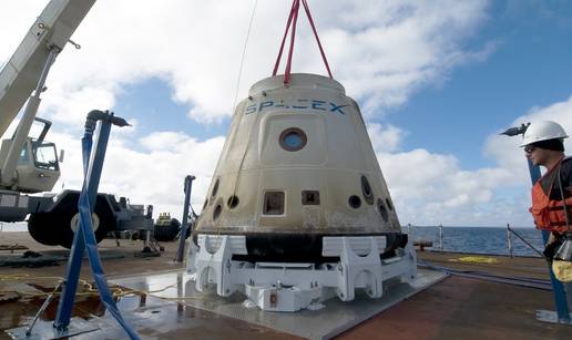 Prvi let privatnog svemirskog broda na ISS odgodili testovi