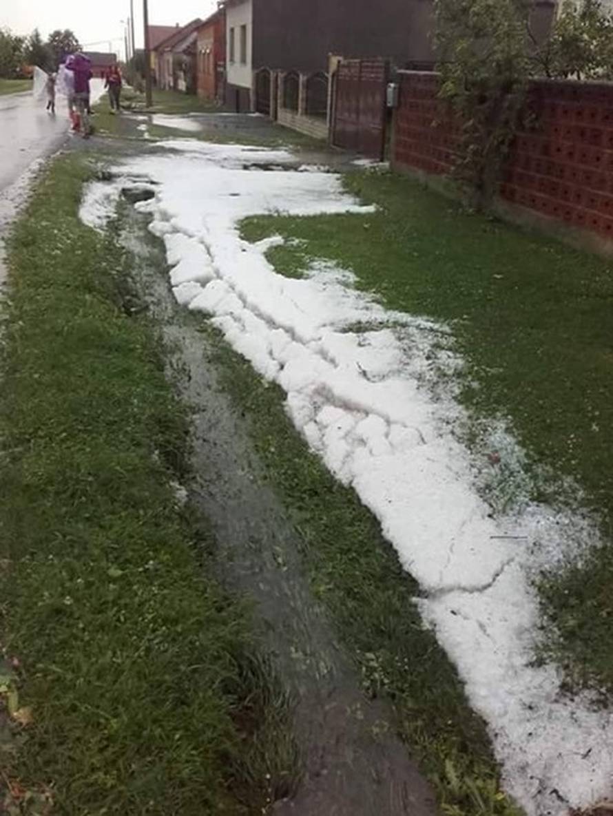 Nevrijeme rušilo stabla, nosilo krovove, kiša poplavila ulice