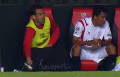 Stislo ga: Igrač Seville obavio malu nuždu na klupi za rezerve
