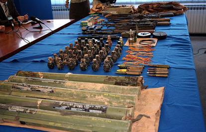 Policija pronašla skladište oružja zakopano u zemlju