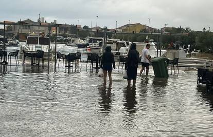 Stigao je drugi val pljuskova: Jaka kiša padala u Makarskoj, intervenirali su vatrogasci