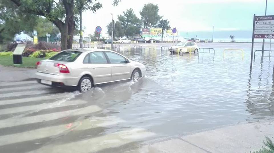 Zbog kiše poplavio je centar Crikvenice, ali i ceste u okolici