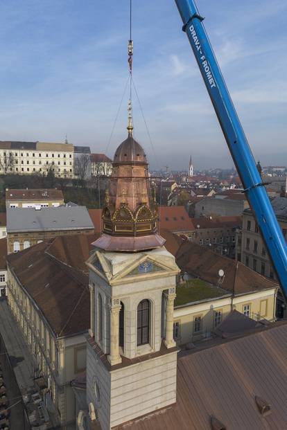 POGLED IZ ZRAKA Zagreb: Kupola teška 6 tona napokon je vraćena na toranj crkve