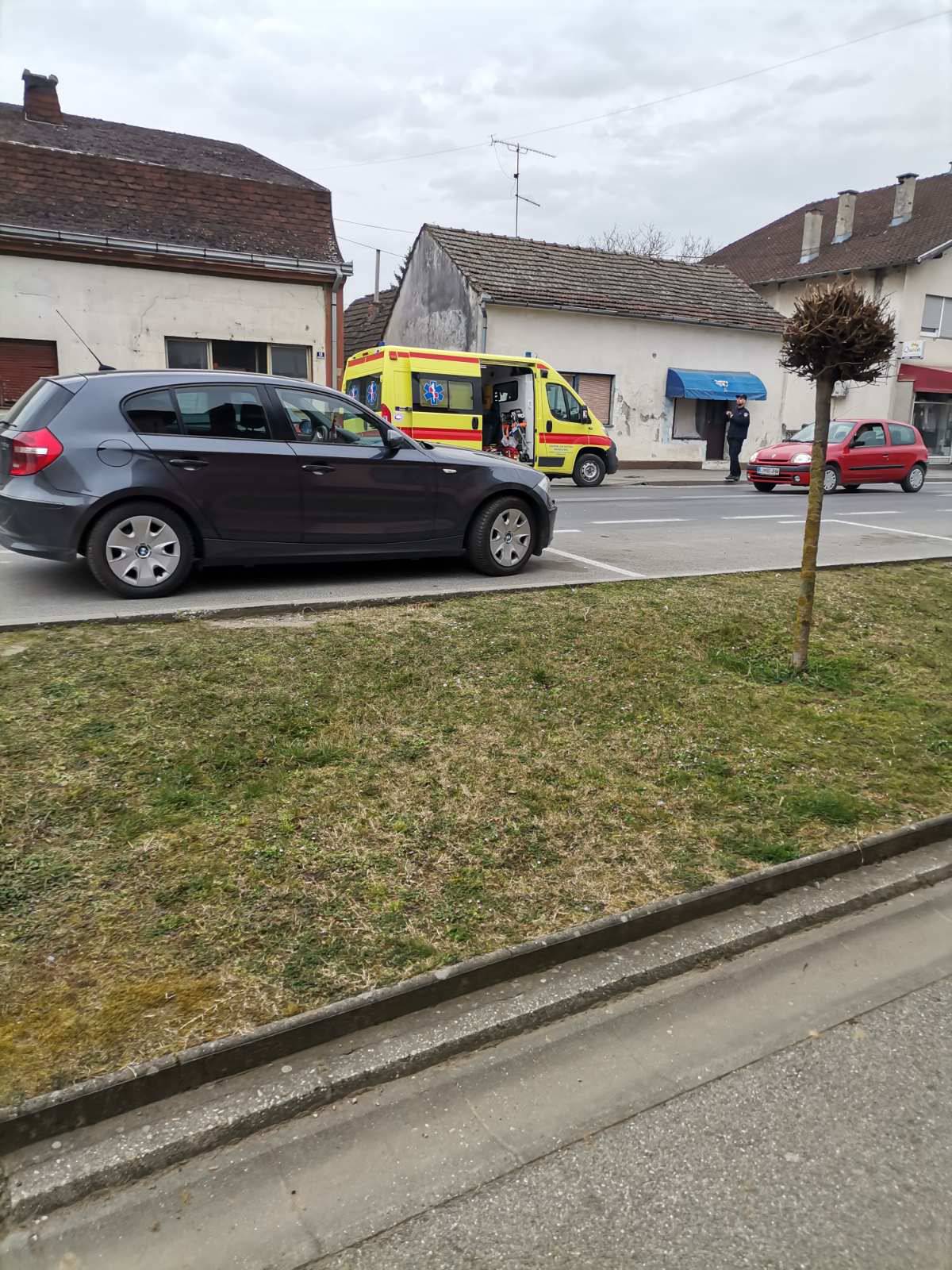 U centru Pitomače prevrnuo se auto na bok, dvoje ozlijeđenih