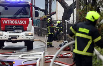 Vatrogasci u Splitu ugasili su požar na dimnjaku restorana Bajamonti na Prokurativama