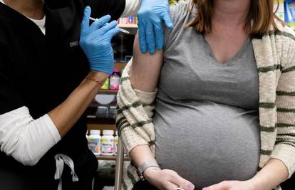 Ugledni hrvatski liječnici su objavili veliki vodič i preporuke o cijepljenju trudnica i dojilja