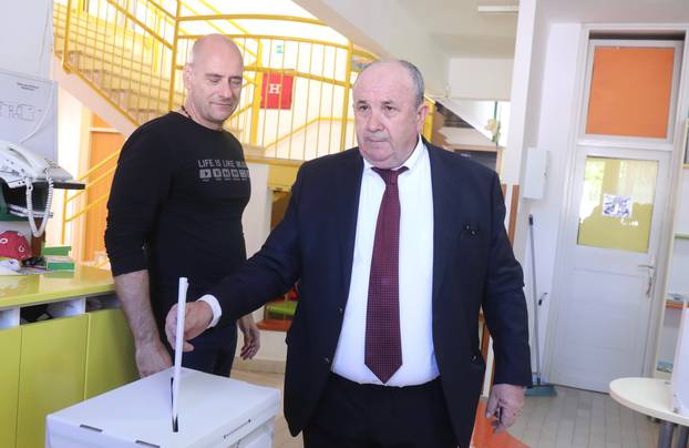 Split: Željko Kerum i Fani glasovali na biralištu