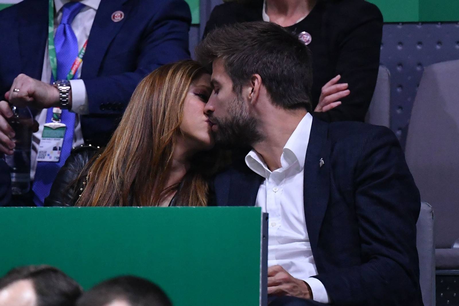 Shakira et son compagnon Gérard Piqué s'embrassent tendrement dans les tribunes de la Coupe Davis à Madrid