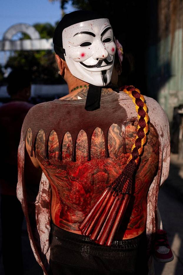 Filipino Catholics perform self-flagellation for Lent