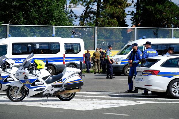 Dolazak Torcide na naplatnim postajama Lučko