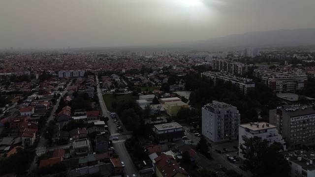 VIDEO Saharski pijesak: Ovako je u petak izgledalo nebo iznad Zagreba. Danas će biti još gore