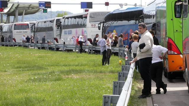 Opet gužve: Autobusi su na Bregani čekali više od 2,5 sata