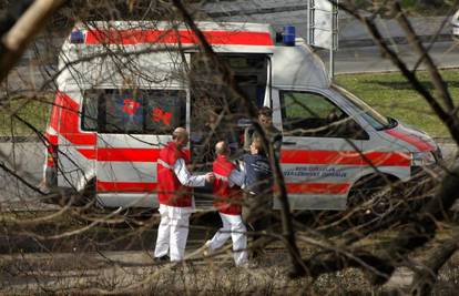 Žena pala niz stepenice uz kuću i teško se ozlijedila