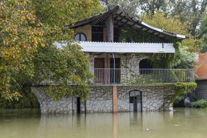 FOTO Vrhunac vodenog vala je stigao u Batinu: Ljudi se voze u čamcima, kuće su poplavljene