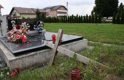 Dugo Selo: S groblja uzeo križ i tukao "protivnike"