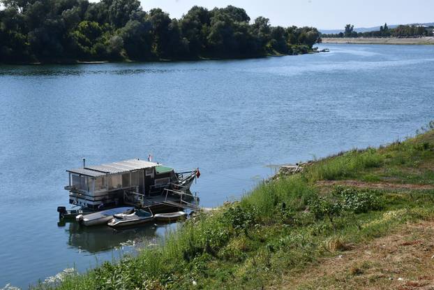 Slavonski Brod: Splavarska ulica jedinstvena je u Hrvatskoj, uz Savu se niže stotinjak splavova