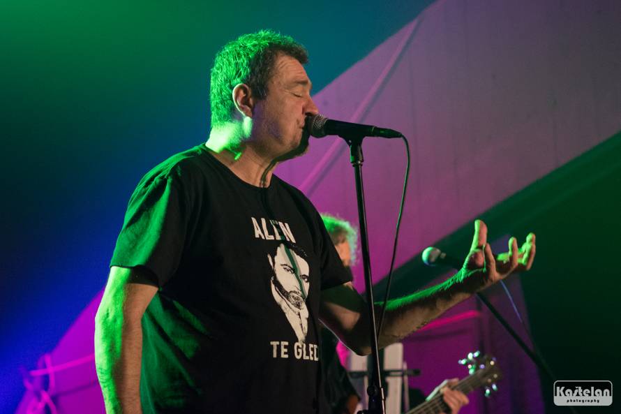 Vitasović je studenticu pozvao na stage pa su skupa zapjevali