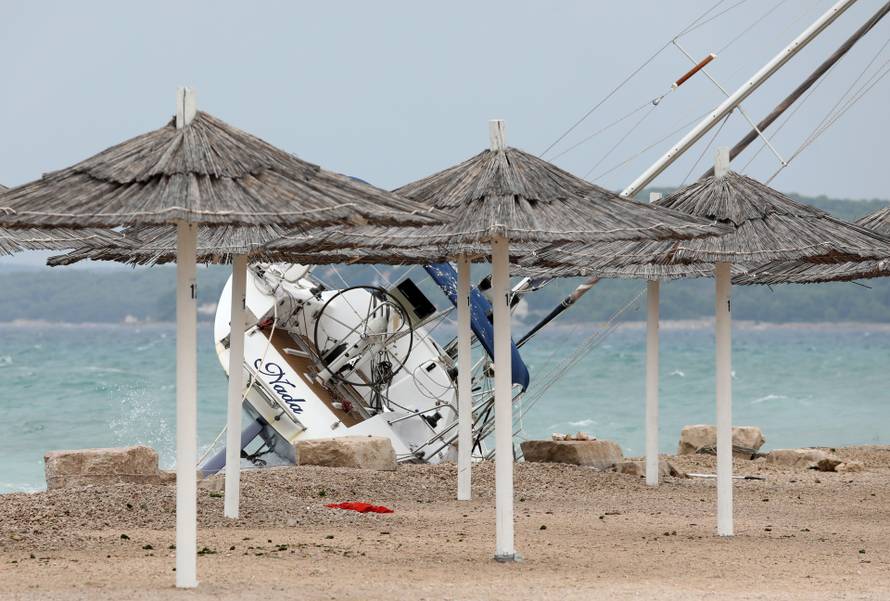 Zbog jakog juga nasukala se jedrilica na plaži u Jadriji