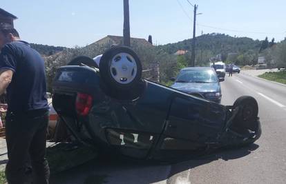 Sudar dva auta, jedan završio na krovu: Troje ljudi je u bolnici