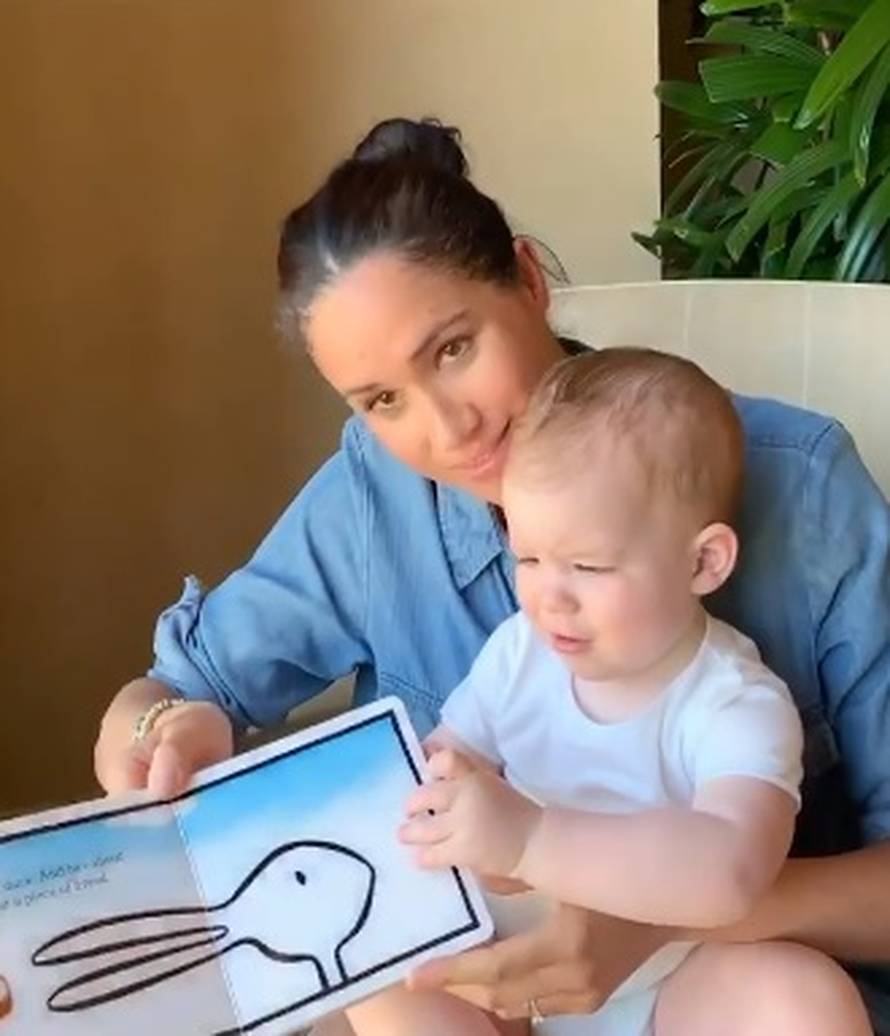 Raznježili sve: Meghan sinu (1) čita o patkici i zeki pa ga ljubi