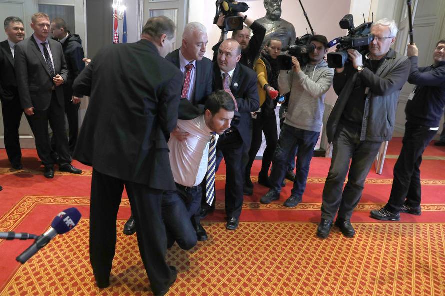 Culej  opsovao i  napao Pernara: 'Balavac jedan, sram te bilo!'