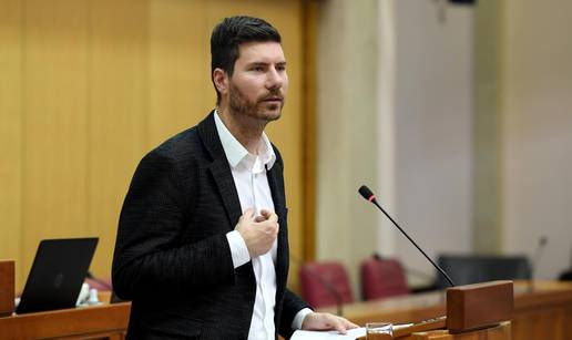 Pernar došao u Sabor pa osam minuta za govornicom - šutio