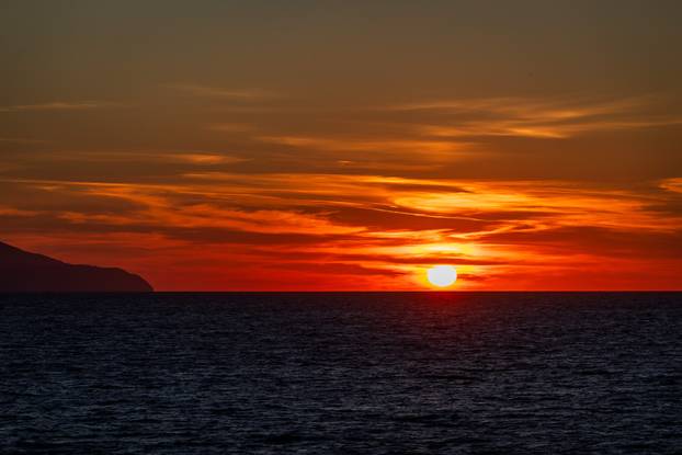 Vela Luka: Zalazak sunca promatran sa trajekta Oliver