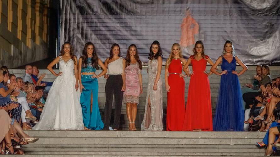 U centru grada: Modni spektakl privukao brojna poznata lica