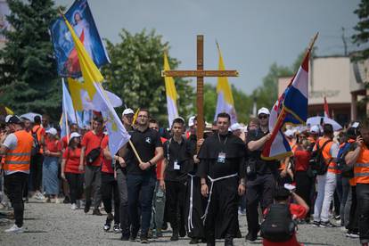 FOTO Tisuće mladih vjernika hodočaste prema Svetom Duhu