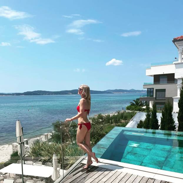 FOTO Koja linija! Uršula Tolj se brčkala u bazenu pa pokazala besprijekornu figuru u bikiniju