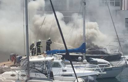 U zadarskoj marini zapalio se brod, požar je pod kontrolom