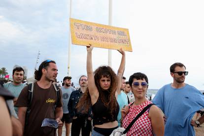 FOTO Bizarne scene u Barceloni: Turisti piju kavu, prosvjednici ih špricaju. Sve je puno policije...