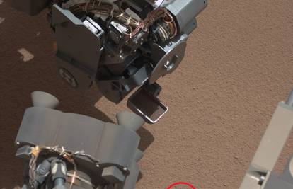 Rover počeo kopati po Marsu i otkrio neobični sjajni predmet