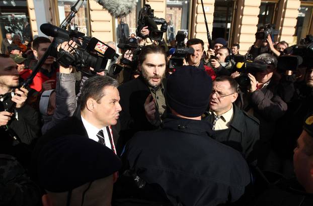 ARHIVA: Zagreb: Na prosvjedu protiv EU policija grubo privela nekolicinu prosvjednika