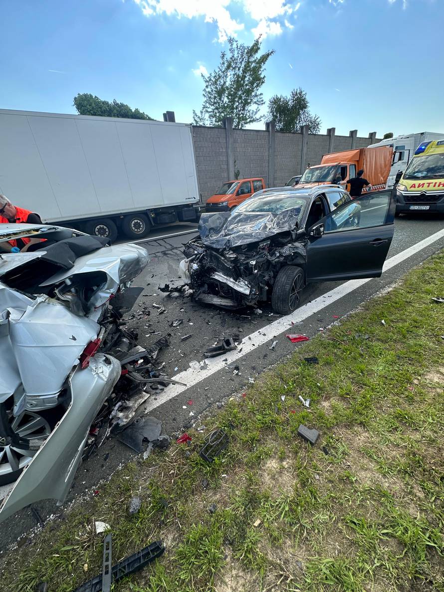 FOTO Nova teška nesreća na A3 kod Samobora. Smrskani auti, stigao i medicinski helikopter