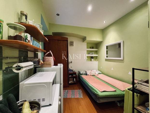 FOTO U Opatiji 13 kvadrata u suterenu prodaju za 129.000 €! Krevet je u kuhinji, a tu je i wc