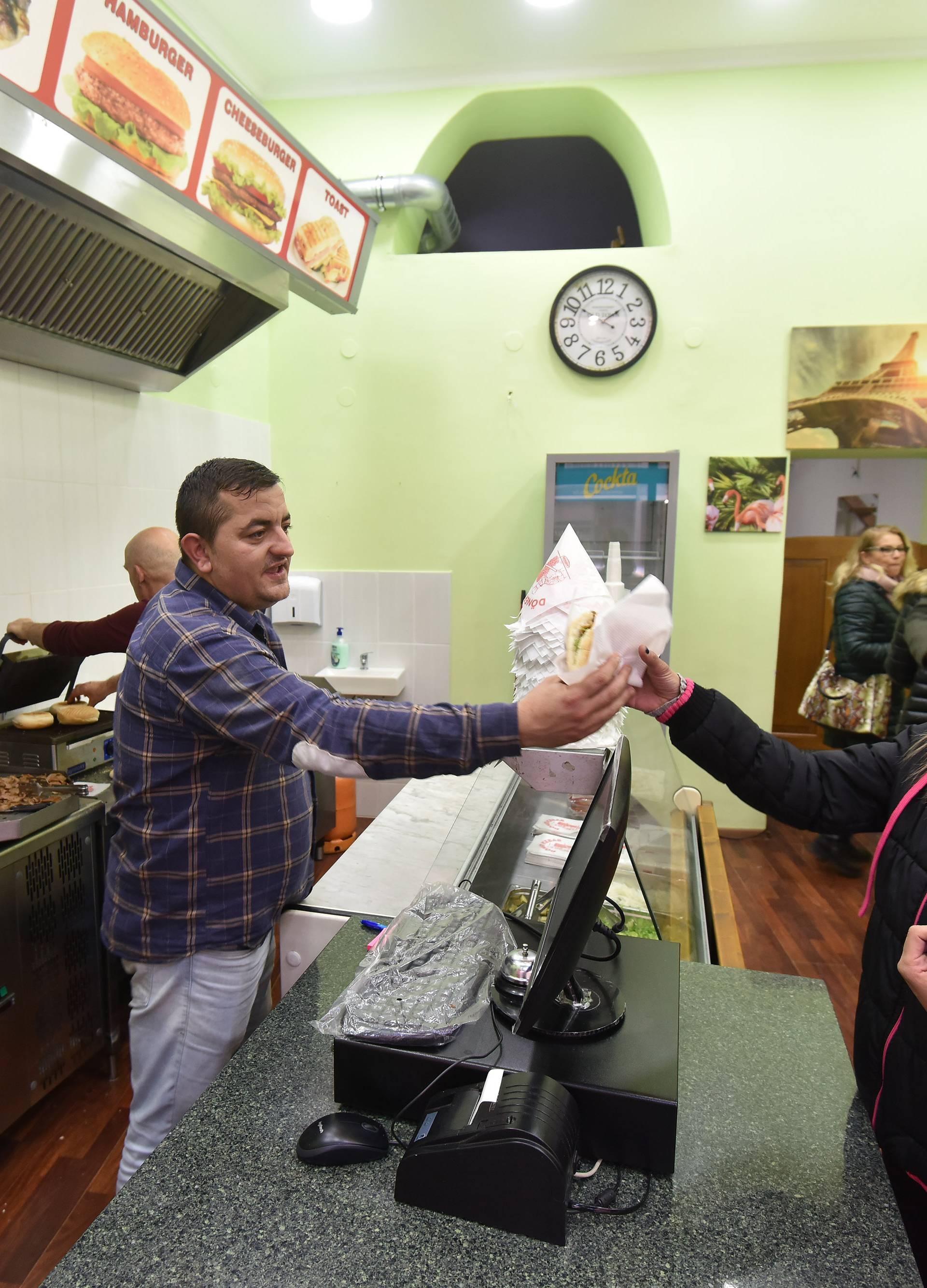 'Još ima dobrih ljudi': Otvorio je lokal pa sve častio kebabom