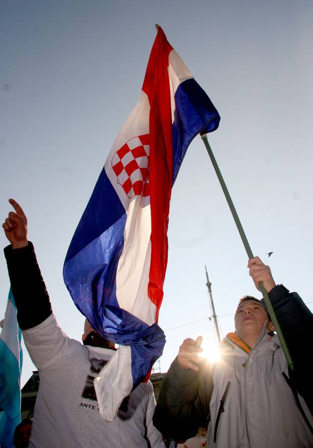 ARHIVA -  Tristotinjak osoba okupilo se na Jelačićevom trgu tijekom skupa podrške Gotovini