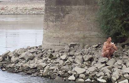 Osijek: Skočio u rijeku Dravu te od utapanja spasio mače 