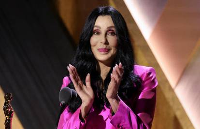 Cher se pohvalila prstenom, dar je dobila od 40 godina mlađeg partnera, fanovi: 'Zaručena si?'