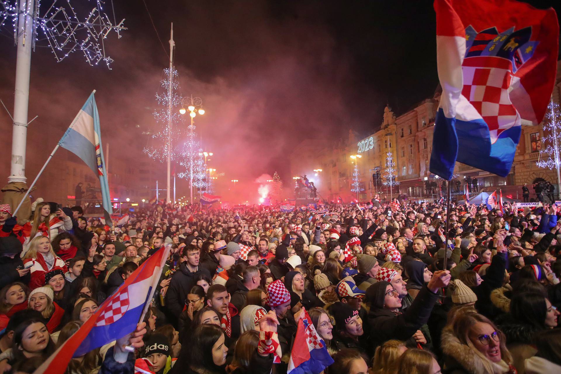 Prava ludnica vlada na Jelačićevom trgu, Vatreni krenuli prema Trgu