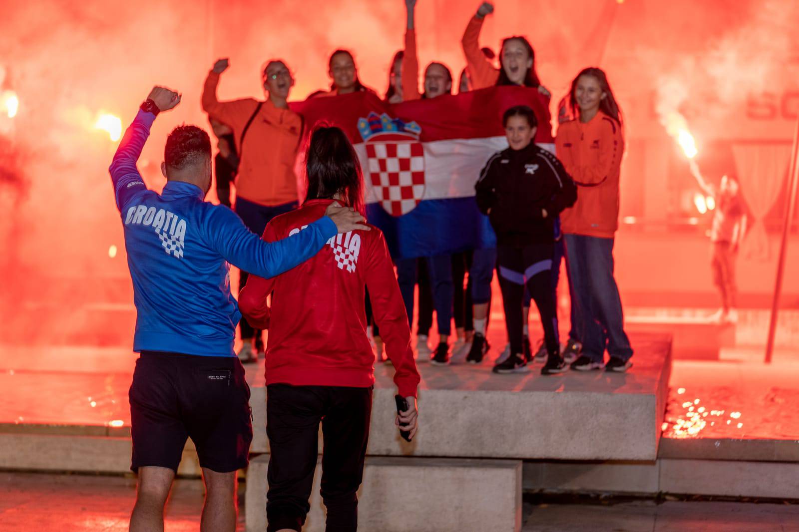 Navijači uz bakljadu u Kninu dočekali brončanu Ivonu Jelić